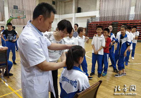 脊柱健康筛查 天津聋人学校学生收到儿童节大礼