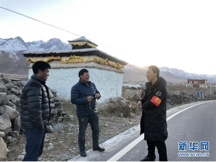 生前担任甘孜州甘孜县夏拉卡村驻村第一书记的马伍萨(右)在巡防路上和