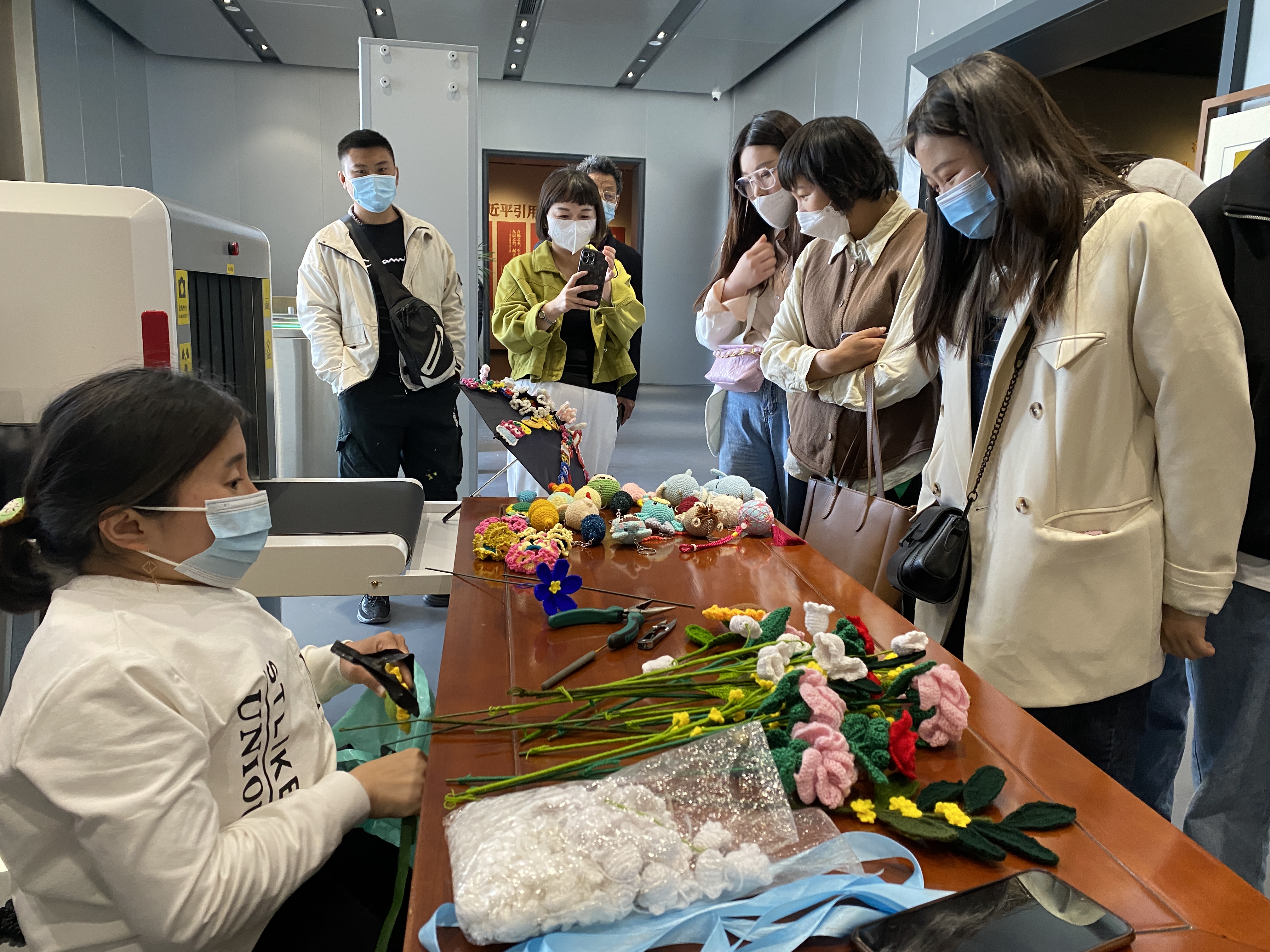 2022年5月1日王妙在鹿邑老子學院教授並向遊客展示技藝.jpg