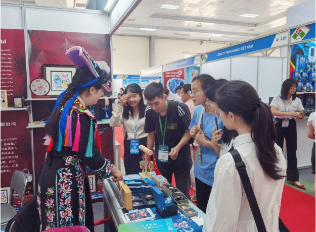 四川残疾人非遗文创产品亮相2024年越南国际贸易博览会